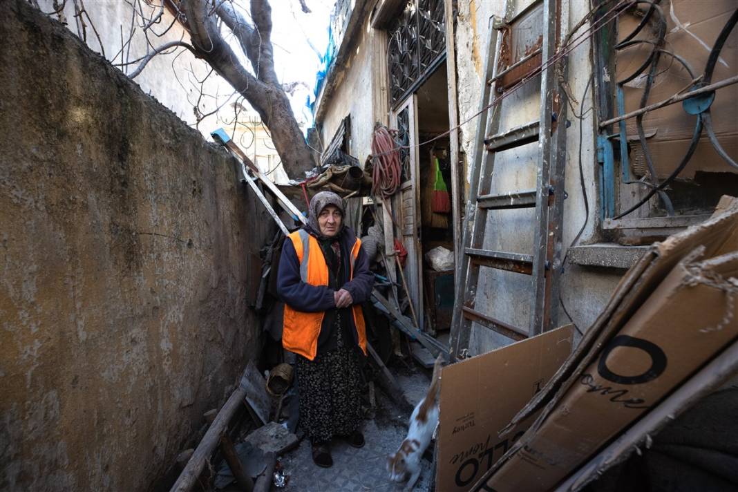 Kedilerini bırakamayan kadın hasarlı evinden ayrılmıyor 1